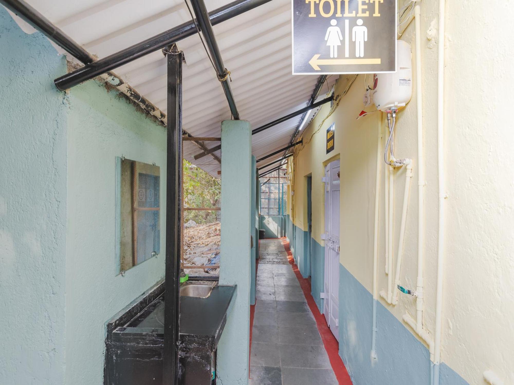 New Dormitory Afra ムンバイ エクステリア 写真